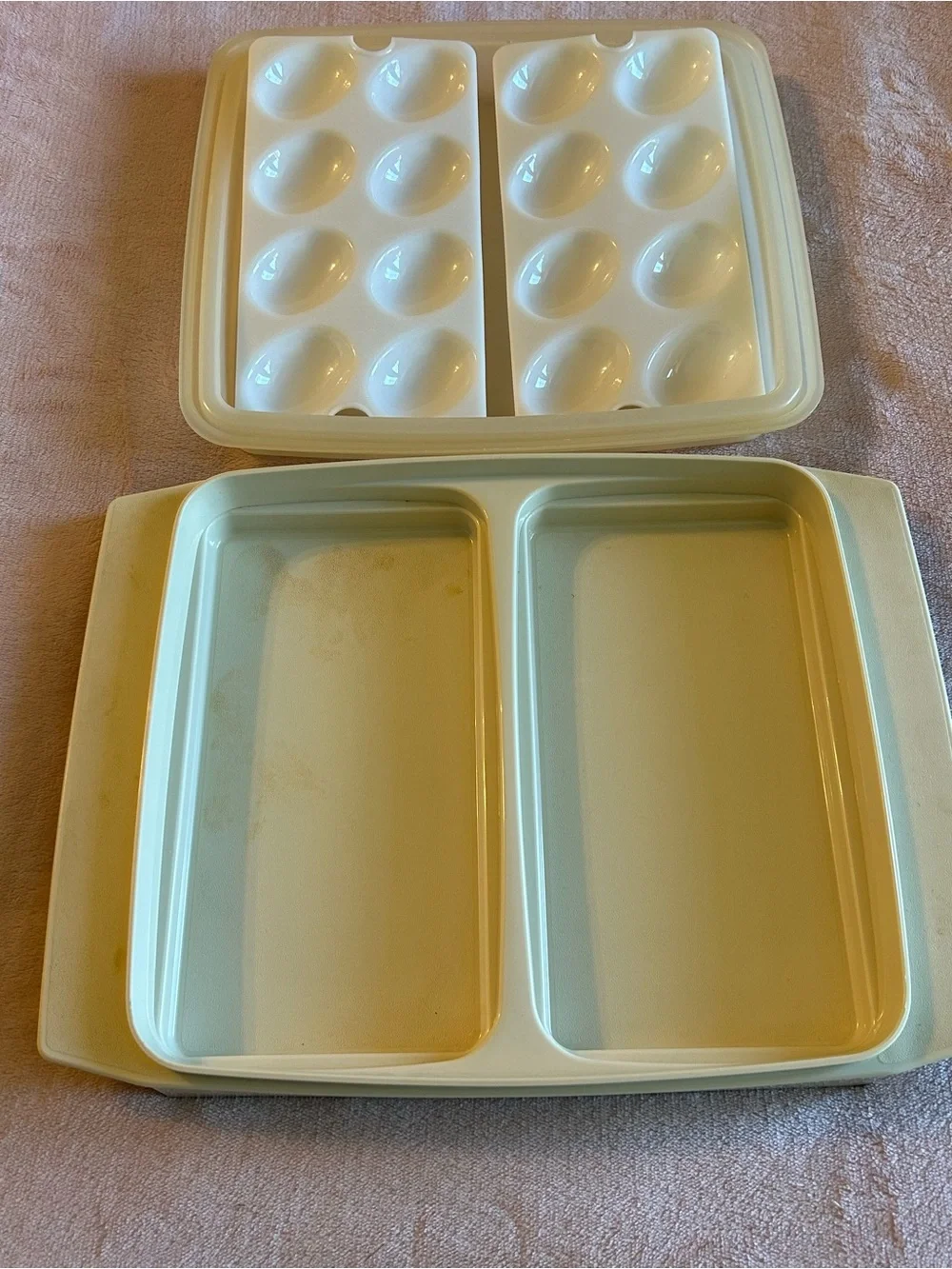 Tupperware vintage deviled egg carrier with snap on lid 723-3 made in USA